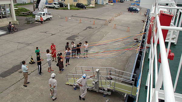 紙テープの出航風景